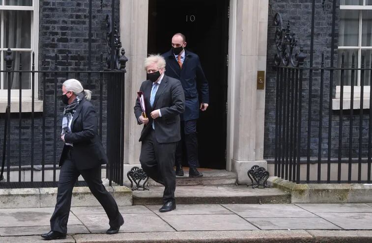 El primer ministro del Reino Unido, Boris Johnson (c), saliendo de Downing Street N° 10, sede del Ejecutivo británico.