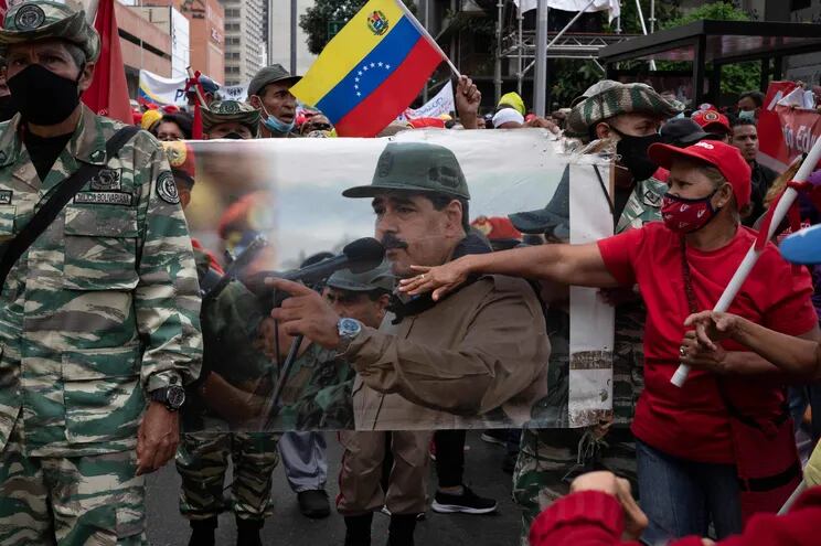 Partidarios del Gobierno y trabajadores estatales participan en una marcha para dar su apoyo al presidente venezolano Nicolás Maduro, quien se encuentra en una gira internacional por países asiáticos y europeos.