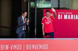 El presidente del Benfica, Rui Costa (L), acompañado por el nuevo jugador del Benfica, Angel Di Maria, quien regresa al club 13 años después de dejar Luz, durante la presentación en el estadio Luz en Lisboa, Portugal, el 6 de julio de 2023.