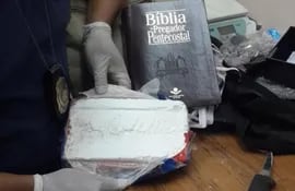 un-antidrogas-verifica-el-paquete-de-cocaina-que-detectaron-en-una-biblia-cuyo-destino-era-vietnam--201602000000-1771735.jpg