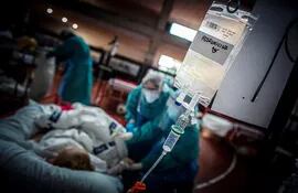 Los auxiliares del hospital de Aranda de Duero atienden a un paciente enfermo de Covid-19.