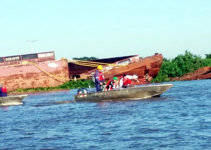 Las barcazas abandonadas forman parte del paisaje del río Paraguay. Por desidia siguen obstaculizando la navegación.