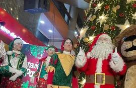 Papá Noel, sus elfos y Muza estuvieron en el encendido del árbol navideño de Multiplaza.