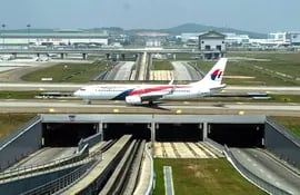 un-avion-de-malaysia-airlines-se-prepara-para-despegar-en-el-aeropuerto-de-kuala-lumpur-la-compania-aerea-pierde-uno-a-dos-millones-de-dolares-por-d-202821000000-1113515.jpg