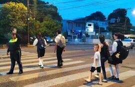 Hay muchos menores circulando en las calles dirigiéndose a sus escuelas y colegios. Su seguridad en el tránsito es responsabilidad de todos.