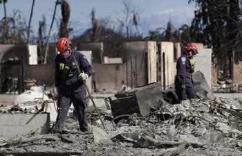 Fotografía cedida por el Departamento de Defensa de EE.UU. de miembros del Equipo de Búsqueda y Rescate Urbano de la Agencia Federal para el Manejo de Emergencias que recorren una zona destruida por los incendios, en Lahaina, Hawai (EE.UU.).