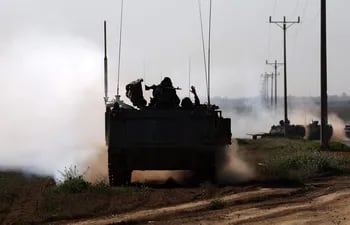 Tropas israelíes patrullando a lo largo de la parte sur de la frontera con Gaza.