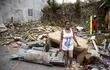 La ciudadana Belkis permanece parada junto a los restos de su casa, que resultó completamente destruida tras el paso del huracán Fiona en República Dominicana.