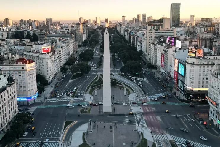 La avenida 9 de julio y el obelisco, hoy, casi vacía en Buenos Aires (Argentina). La calma es la norma general con que Argentina vive desde la medianoche de este jueves el comienzo de una huelga general de 24 horas, la segunda bajo el mandato del ultraliberal Javier Milei como presidente del país.