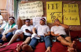 Docentes del sector público se manifestaron por el centro de Asunción para exigir un aumento salarial del 16%.