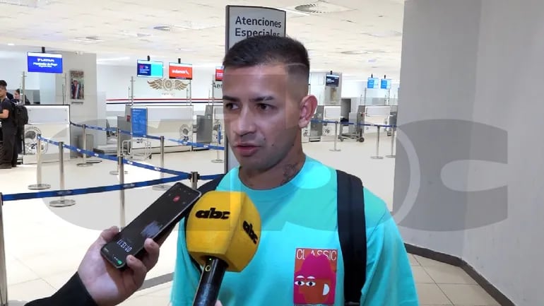 Derlis González, futbolista de Olimpia, en el Aeropuerto Internacional Silvio Pettirossi antes de un viaje a Brasil.
