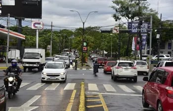 PMT ordenan el tránsito sobre Mariscal López y San Martín, donde el semáforo está fuera de servicio.