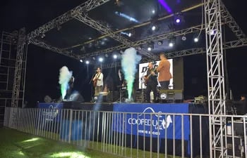 El grupo yuteño-caazapeño De Raíz sorprendió gratamente en el Festival del Pindó de la ciudad de 3 de Mayo.