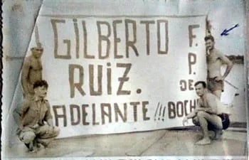 Alentando a Luis Gilberto Ruiz en el raid de 1954 entre Asunción y Humaitá.