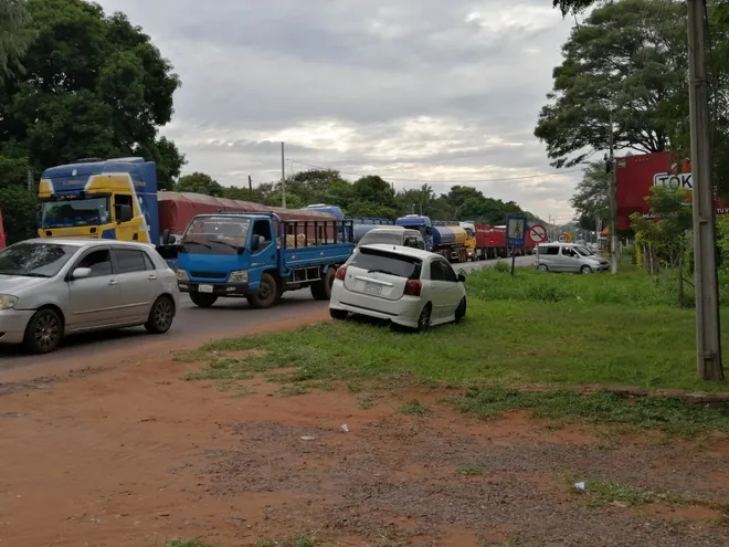 Bloqueos de camioneros contra la suba del combustible en Paraguarí.