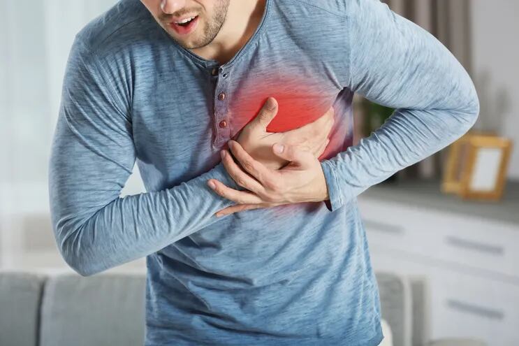 Un hombre sufre un infarto al miocardio.