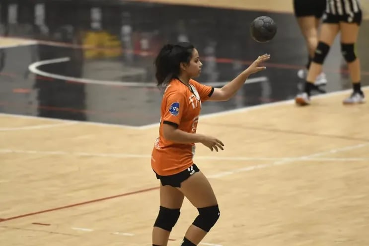 Yamile López viajó a Brasil para convertirse en nueva jugadora del Handebol Pindamonhangaba