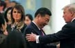 El presidente de EEUU, Donald Trump, (d), saluda a su homólogo chino, Xi Jinping. (Imagen de archivo EFE).