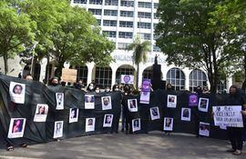 Mujeres de la Articulación Feminista se manifestaron esta mañana frente al Palacio de Justicia, exigiendo justicia para las víctimas de feminicidio y para realizar el lanzamiento de la ya tradicional marcha denominada “25NPy”.