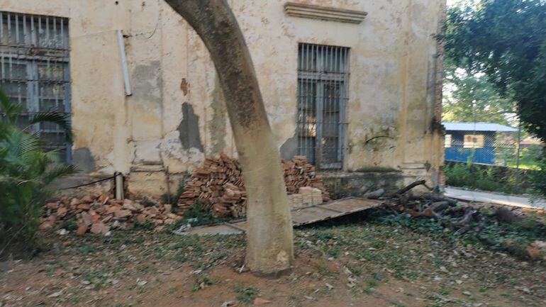 El histórico Colegio Nuestra Señora de la Asunción, sigue derrumbándose
