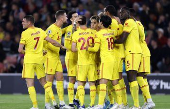 Los jugadores del Liverpool festejan uno de los tantos contra el Southampton en la regularización de la Premier League.