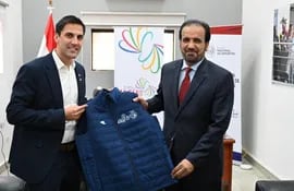 El Ministro de Deportes, Diego Galeano (i) y el Encargado de Negocios y ministro Plenipotenciario de la Embajada de Qatar en Paraguay, Saeed Bin Hamad Al-Marri (d).
