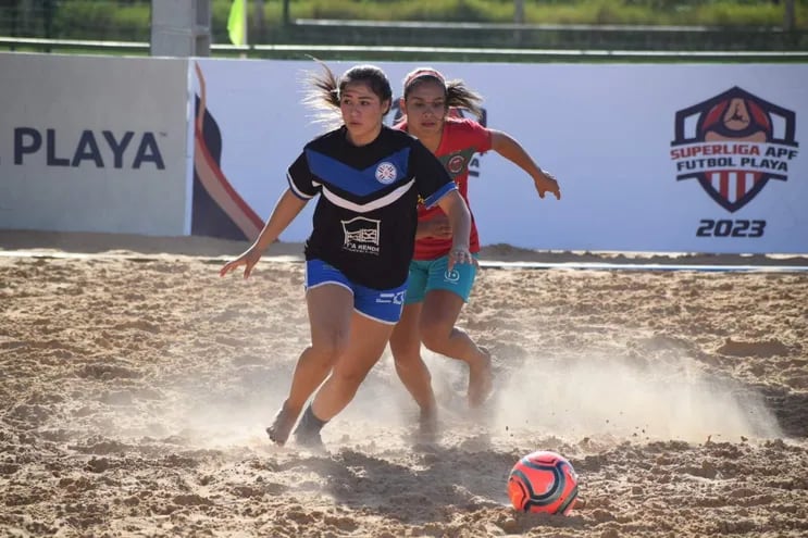 Las chicas también le metieron con todo al balón en la arena del Comité Olímpico Paraguayo.