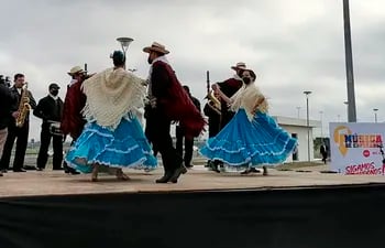 En un escenario ubicado a metros del vacunatorio, la Banda y el Ballet folclórico municipal abrieron hoy las jornadas de "Música de esperanza".