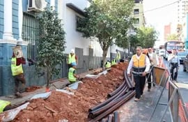 Cierran media calzada de la calle Gral. Díaz en Asunción por excavaciones de línea de 23.000 voltios.