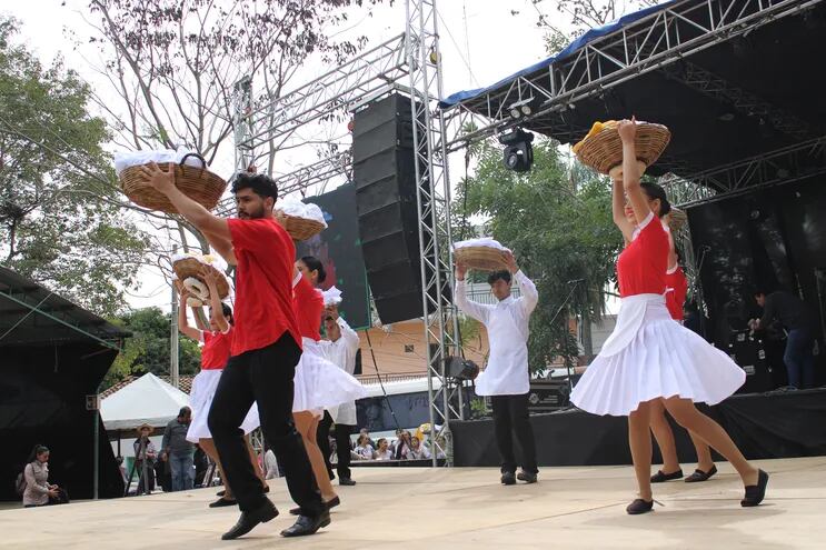 Jóvenes de Eusebio Ayala recuerdan a Juan Ramón Ayala en el Festival Nacional del Chipá.