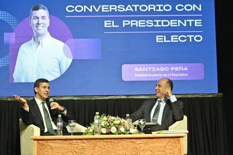 Santiago Peña, en el conversatorio del Club de Ejecutivo del Paraguay, en el Paseo la Galería, con el titular del gremio, Jaime Egüez.