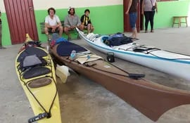 dos-de-los-aventureros-argentinos-aparecen-sentados-detras-de-sus-kayaks--134800000000-1367130.jpg