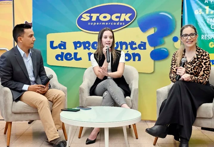 Laura Segalés, gerente de nuevos proyectos de Retail SA, junto a los presentadores de la promo Mariano López y Clara Franco.
