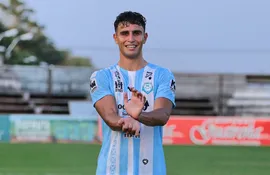 Kevin Parzajuk, delantero de Guaireña, celebrando su gol ante Ameliano.
