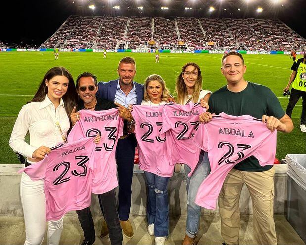 Nadia Ferreira, Marc Anthony, Ludy Ferreira, Karina Mieres y Abdala Oviedo recibieron las camisetas del Inter de Miami de manos del mismísimo  David Beckham.
