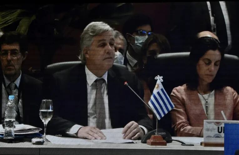 El canciller uruguayo Francisco Bustillo, reiteró que su país negociará solo o con el Mercosur un Tratado de Libre Comercio con China. Sus palabras fueron en la  reunión del Consejo del Mercado Común, que se lleva a cabo en la Conmebol, en Luque. El anuncio uruguayo tensiona la cumbre.