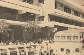Una multitud congregada fuera del edificio donde funcionaba la Embajada de Israel en Asunción, luego del atentado del 4 de mayo de 1970.