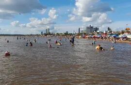 Veraneantes coparon hoy la playa San José de Encarnación.
