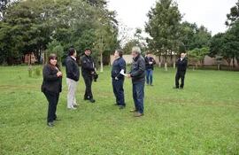 La directora general del SNPP con sus colaboradores verificando el terreno cedido para la sede de la institución.