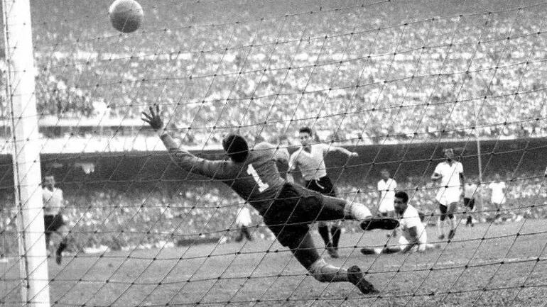 Gol de Uruguay ante Brasil en el Maracaná en la última fecha de la fase final de la Copa del Mundo de 1950