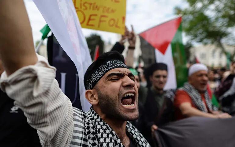 Manifestantes pro-palestinos protestan en Estambul, Turquía, el pasado 21 de abril.