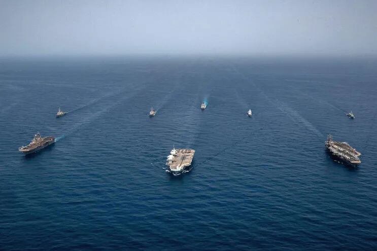 Buques y portaaviones estadounidenses y británicos en el Golfo de Adén.