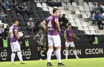 Los jugadores de Cerro Porteño esperan la validación del gol de Cecilio Domínguez en el partido contra Libertad por la fecha 16 del torneo Apertura 2024 del fútbol paraguayo en el estadio La Huerta, en Asunción.