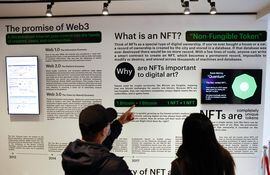 Visitantes leen sobre los "Non-Fungible Tokens" o NFT, en el NFT Museum in Seattle.