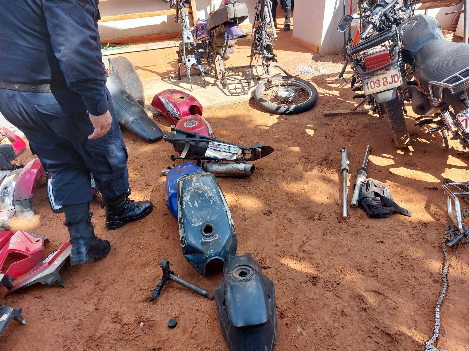 Partes de motocicletas encontradas en el sitio.