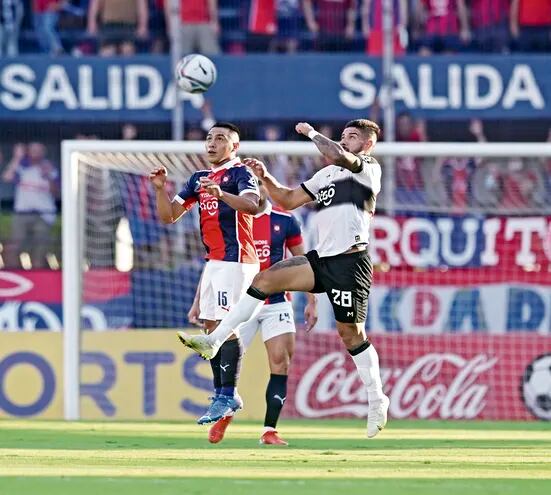 Duelo aéreo entre Ángel Cardozo Lucena (27) y Jorge Eduardo Recalde (29), durante el más reciente clásico, disputado en barrio Obrero y ganado por el Ciclón 1-0.