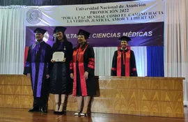 La mejor egresada de la Facultad de Ciencias Médicas de la Universidad Nacional de Asunción, Verónica Na Young Cho Díaz.