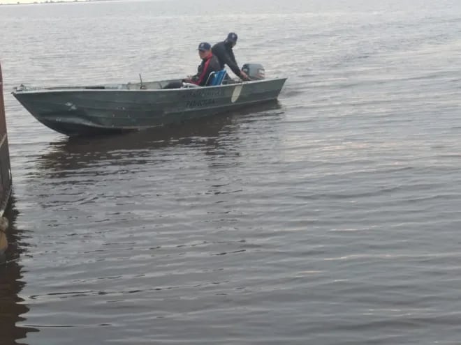 Personal de la Naval busca a un hombre desaparecido luego de que zozobrara su embarcación en el Lago Ypoá.