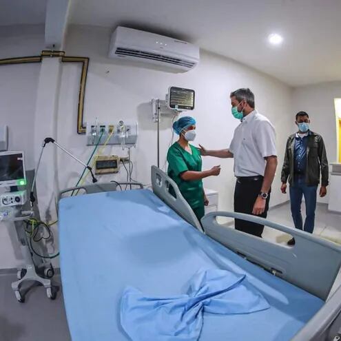 El presidente Mario Abdo Benítez    recorrió  las renovadas instalaciones del hospital tras el acto  inaugural del 20 de enero.