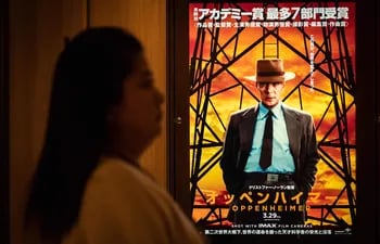 Una mujer pasa junto a un anuncio de 'Oppenheimer' en Tokio. "Oppenheimer", ganadora del Oscar a la mejor película, finalmente se estrenó el 29 de marzo en Japón, donde su tema, el hombre que planeó la bomba atómica es un muy sensible y emotivo.